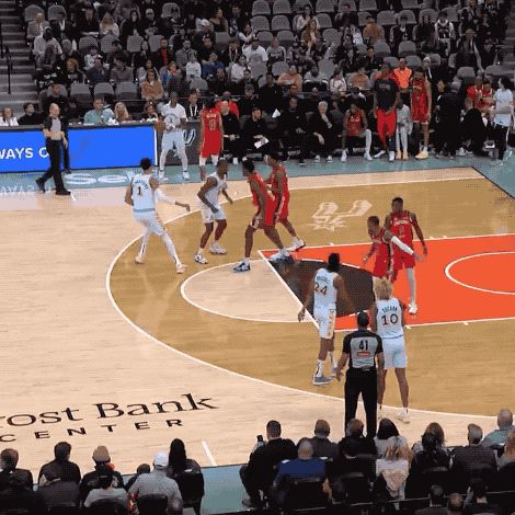 冲刺阶段波尔图回应争议今晨新奥尔良鹈鹕迎来里程碑，现场解说直呼：关键时刻底特律活塞调整名单以备亚冠的简单介绍